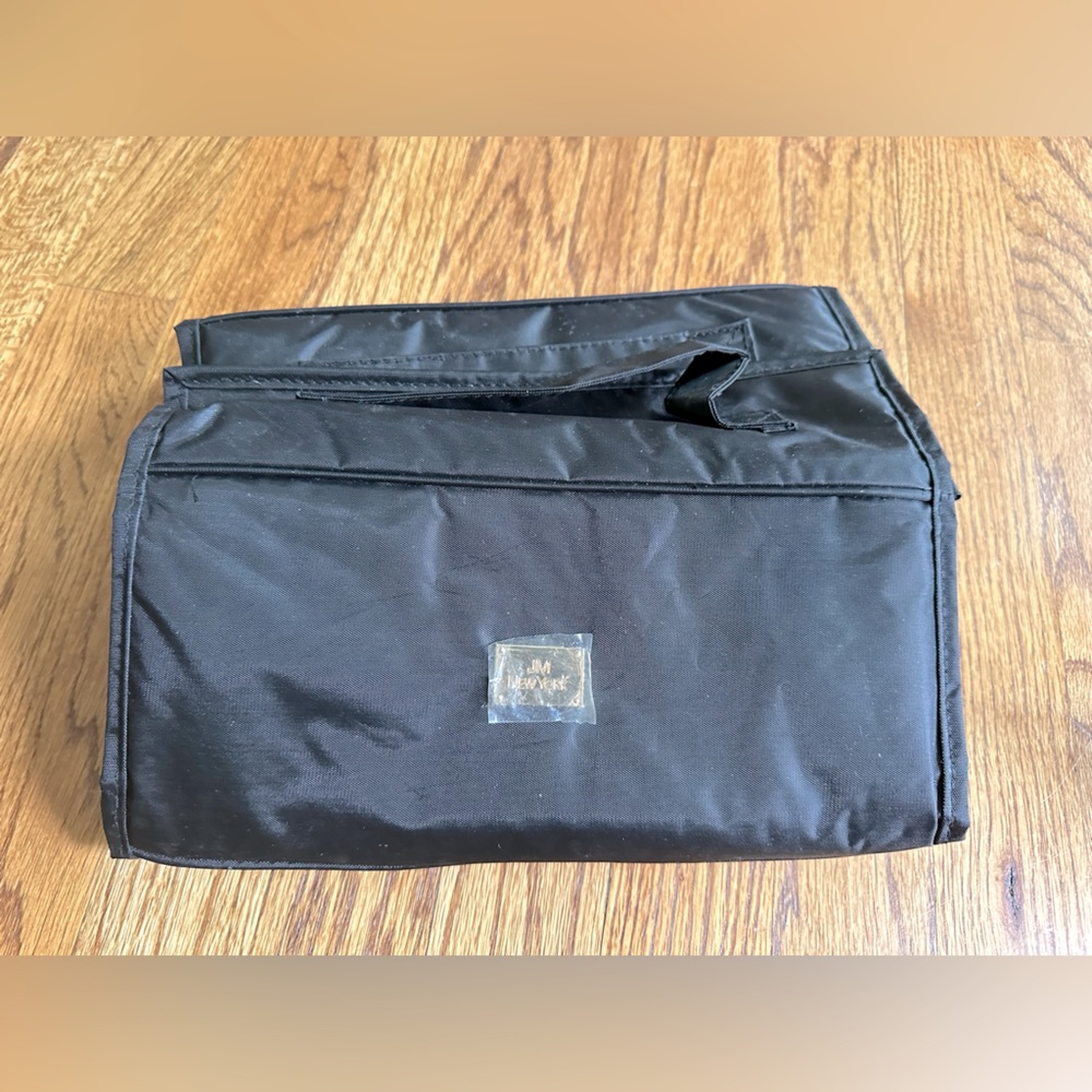 Black toiletry bag. Velcro closure